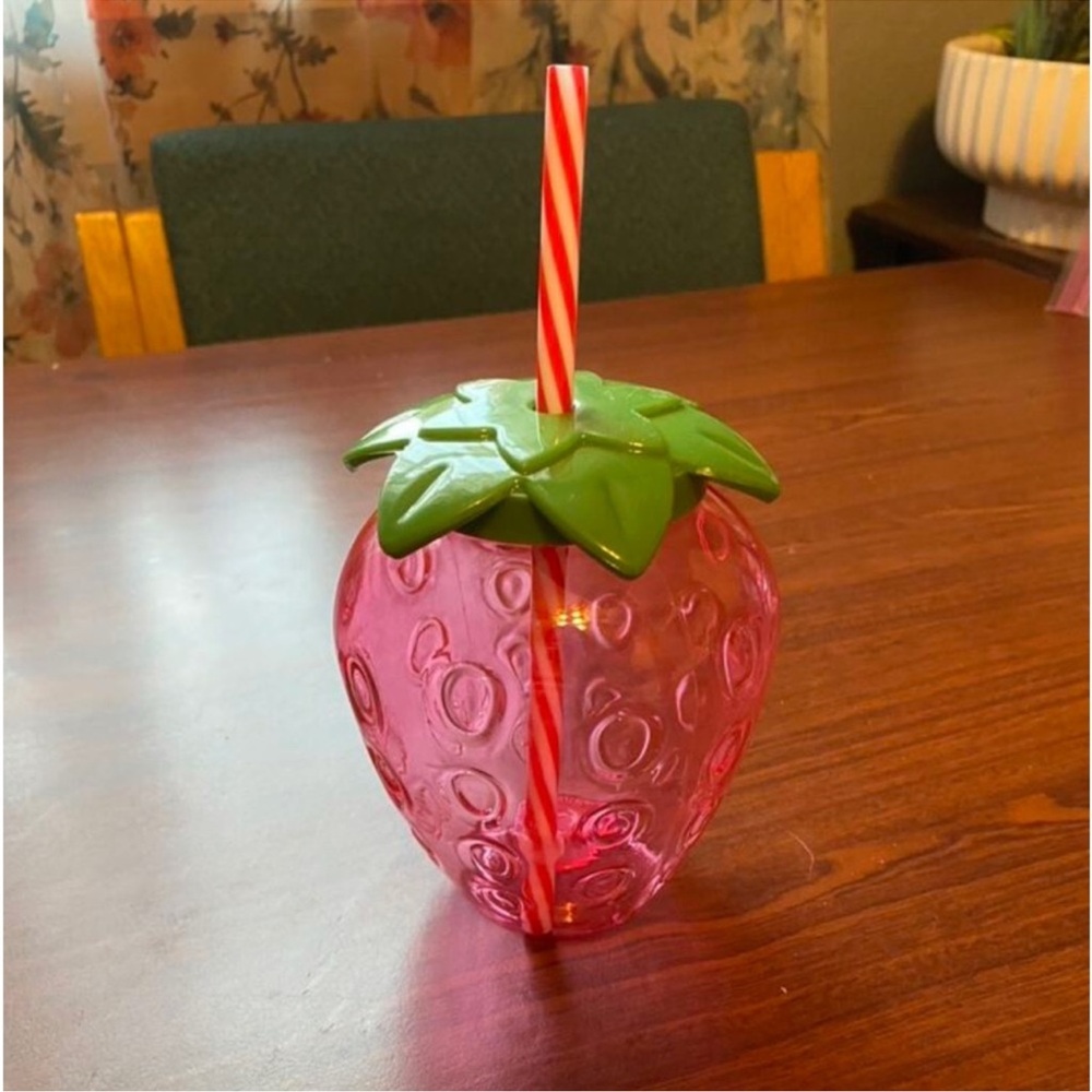New Red Clear Plastic Strawberry Design Drinking
Tumbler With Straw & Key Chain - Picture 11 of 14